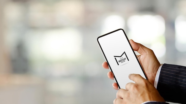 PSD vista ravvicinata delle mani di uomo d'affari utilizzando smartphone mockup