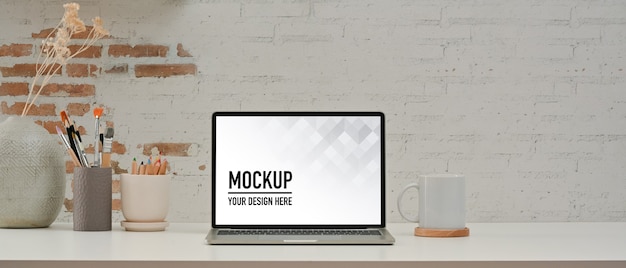 Vista ravvicinata della stanza dell'home office con laptop mockup