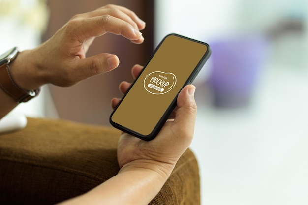 Vista ravvicinata della mano maschio utilizzando il mockup dello smartphone