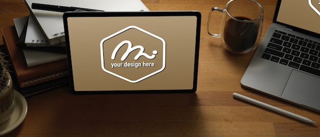 PSD vista ravvicinata di mock up tablet sul tavolo di legno con mock up laptop, libri e forniture