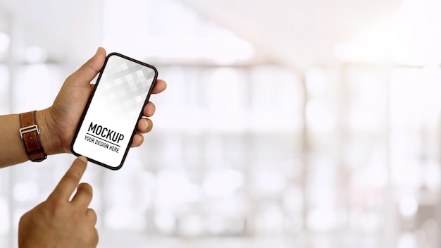 PSD スマートフォンのモックアップを使用して手のビューをクローズアップ