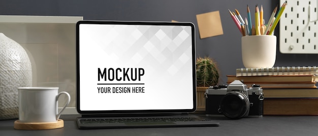 ホームオフィスルームのラップトップモックアップでワークスペースのクローズアップビュー