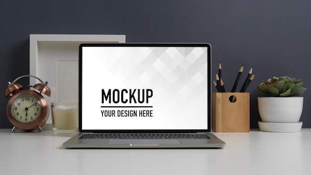 ノートパソコンのモックアップで作業台のクローズアップビュー