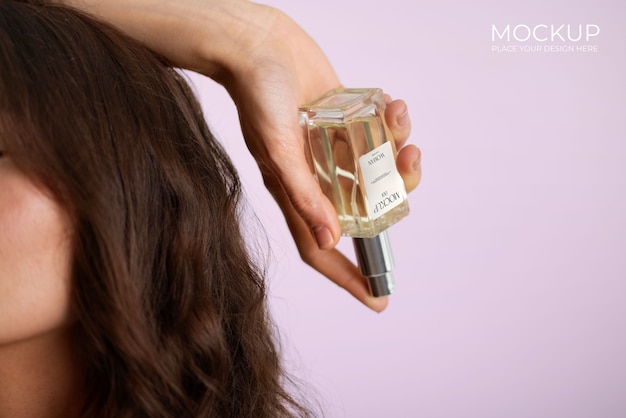 Close-up vrouw poseren met parfumfles