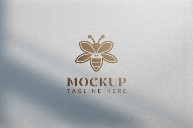 Крупным планом на макете логотипа на белой бумаге с пчелой