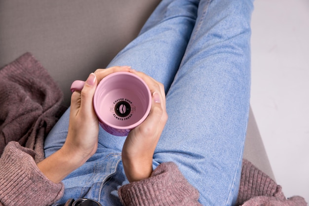 PSD vista superiore della tazza della tenuta della donna del primo piano