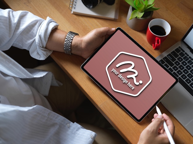 Primo piano sul lavoratore utilizzando tablet mockup per la ricerca