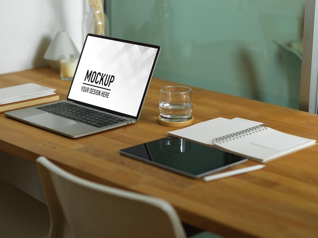 Primo piano sull'area di lavoro con mockup di laptop