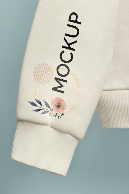 Close up mockup di felpa con cappuccio floreale gialla