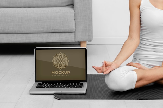 PSD primo piano mockup del marchio yoga