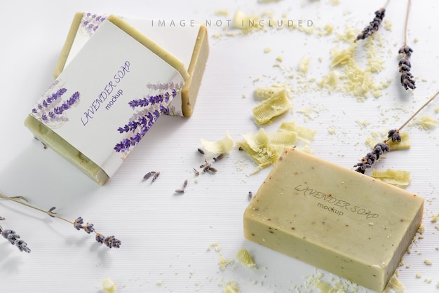 Primo piano del mockup di sapone alle erbe naturali con fiori di lavanda