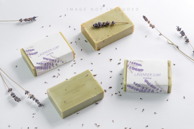 Primo piano del mockup di sapone alle erbe naturali con fiori di lavanda