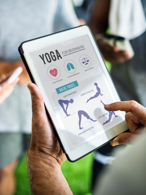 PSD primo piano dell'istruzione di yoga sul dispositivo digitale