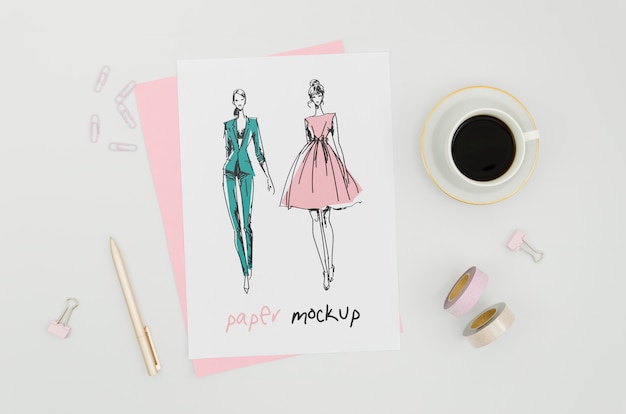 Designer di abbigliamento e mock-up di una tazza di caffè