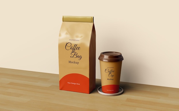 Progettazione di mockup di imballaggi per buste e tazze da caffè
