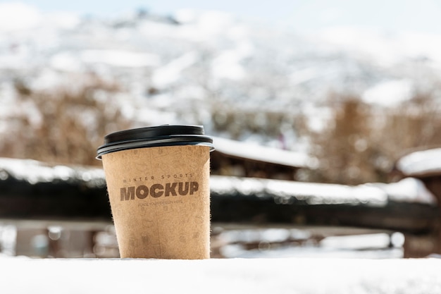 Mockup di tazza di caffè utilizzato negli sport invernali