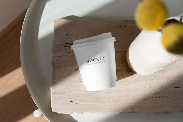 Mockup di tazza di carta da caffè sul tavolo