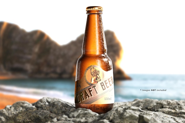 Bottiglia di birra fredda sulla spiaggia mockup