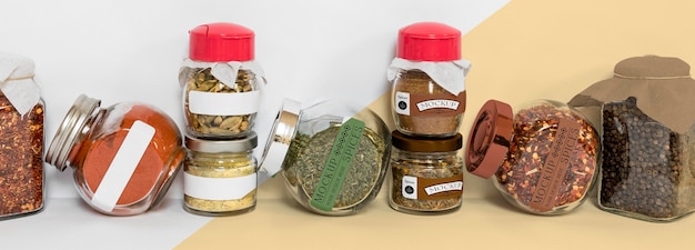 Collezione di barattoli di etichettatura con spezie