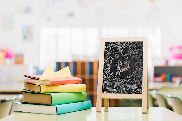 PSD красочные книги рядом с макетом школьной доски