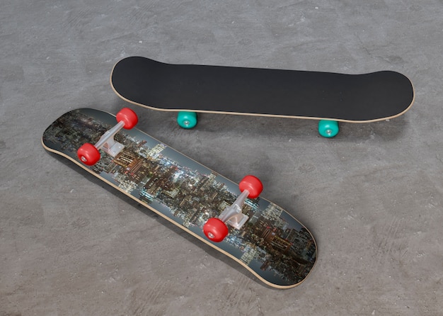 PSD skateboard colorati sul pavimento