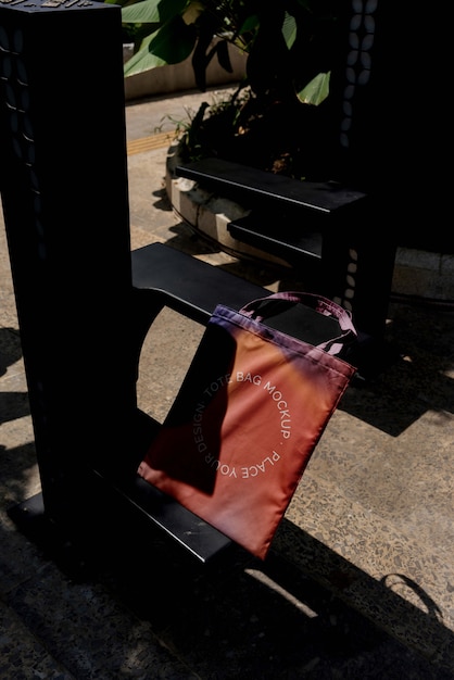 PSD Красочный макет большой сумки на открытом воздухе в золотой час