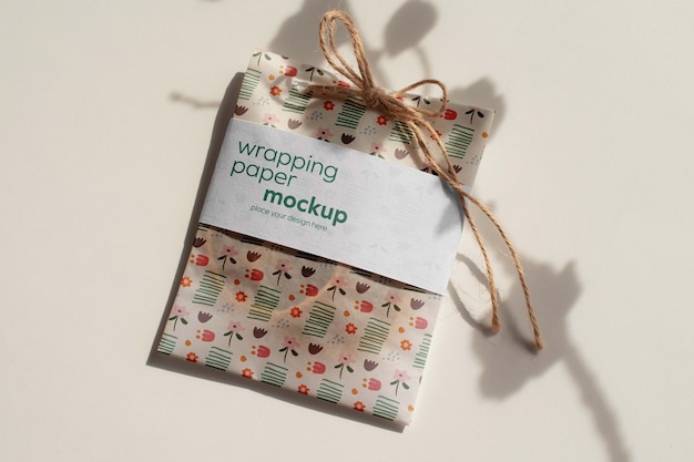 PSD carta da regalo colorata per regalo con mock-up adesivo