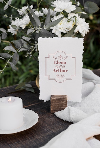 Composizione di eleganti carte mock-up per matrimoni