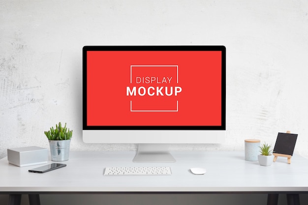 Mockup di display del computer sulla scrivania
