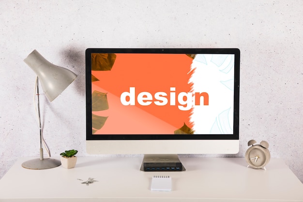 PSD 要素を備えた机上のコンピュータモックアップ