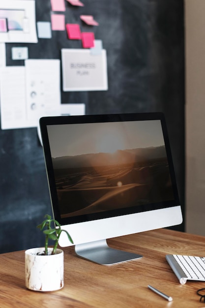 Modello di computer su una scrivania in legno