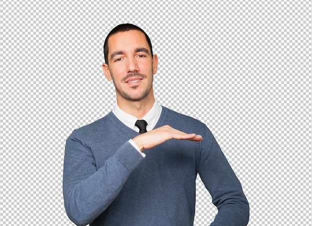 手で何かを保持するジェスチャーをしている自信を持って若い男