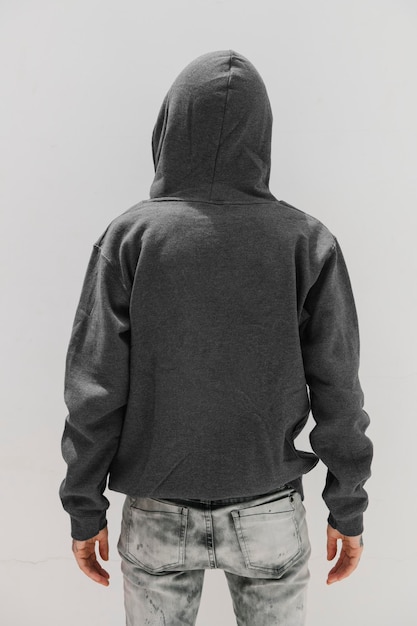 Cool meisje met een grijze hoodie-mockup