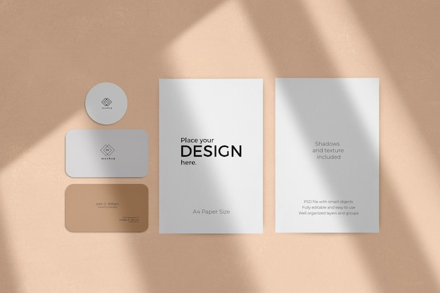 Corporate stationaire set mockup met raam schaduweffect op een beige muur