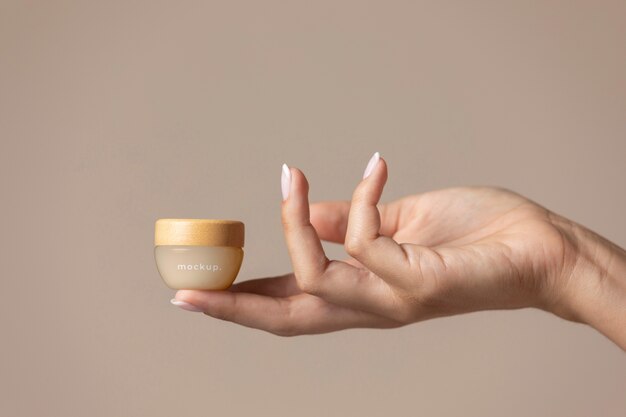 Mockup di packaging cosmetico con donna