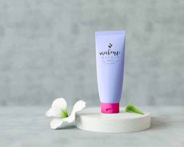 PSD cosmetisch product op een standaard met bloemen