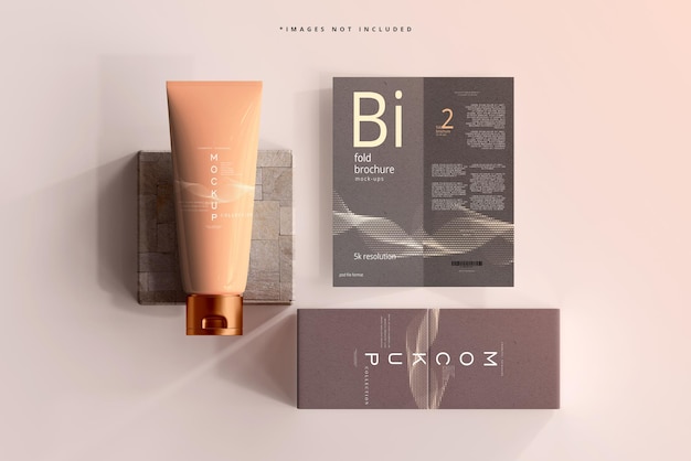 Cosmetische crème tube mockup met bi-fold brochure