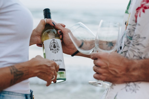 Coppia godendo un bicchiere di vino sulla spiaggia