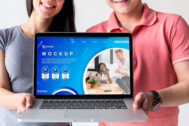 PSD coppia in possesso di un laptop mock-up