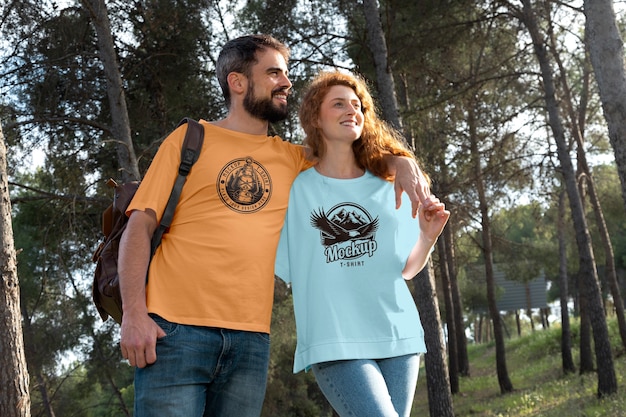 PSD coppia all'aperto in natura indossando t-shirt mock-up