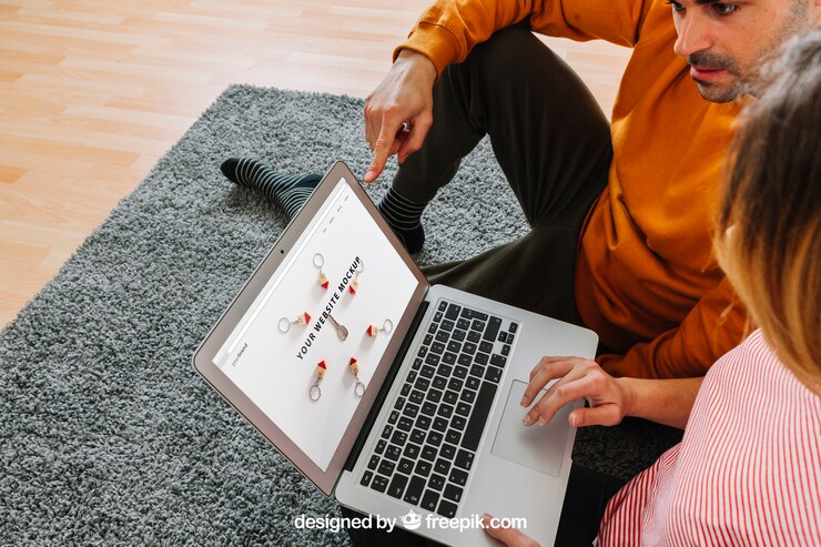 PSD couple using laptop