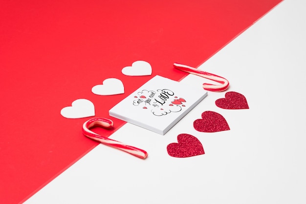 Coprire il mockup con il concetto di san valentino