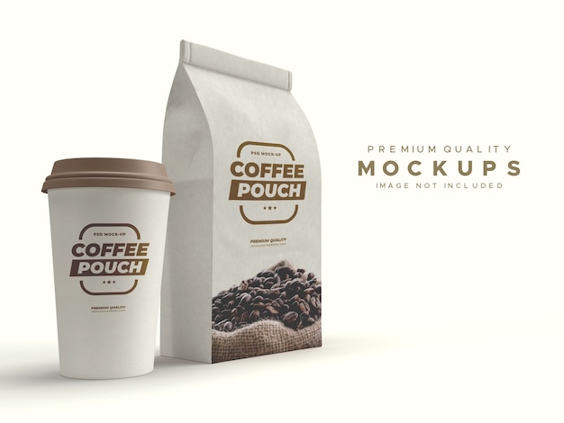 Mockup di sacchetto di carta marrone artigianale e tazza di caffè