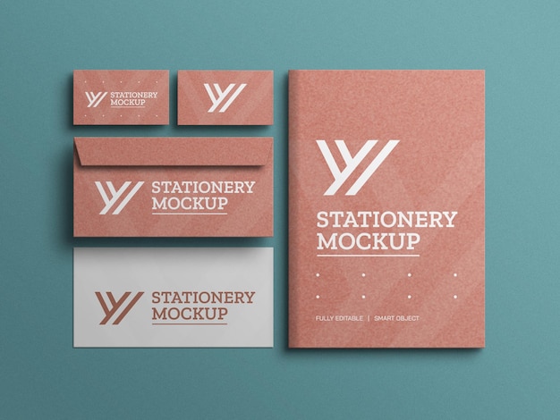 Documento cartaceo artigianale con busta mockup