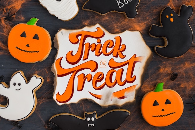 Creativo mockup di carta bruciata con il concetto di halloween