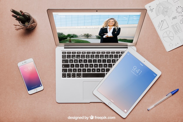 PSD ラップトップとタブレットを備えたクリエイティブなワークスペースモックアップ
