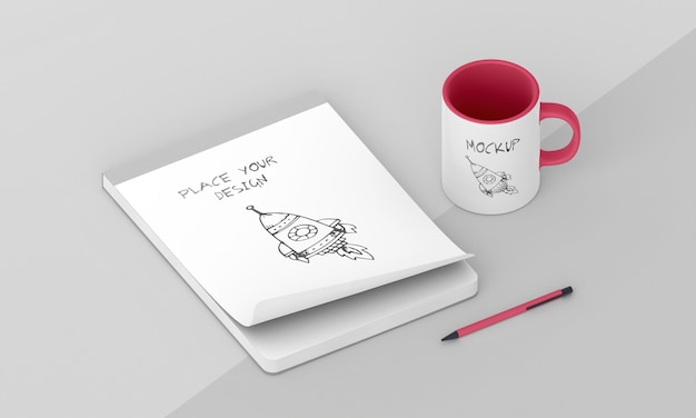 Mock-up di tazza personalizzata con blocco note