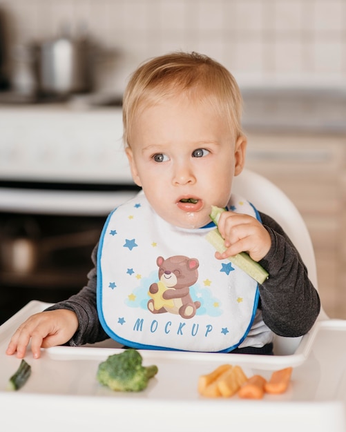 Bambino sveglio che mangia da solo