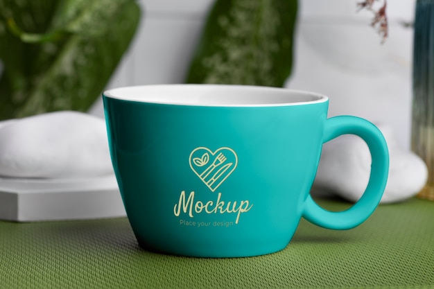 Simpatico design della tazza con mockup di piante