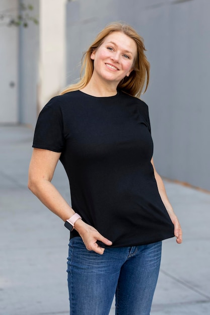 Czarna koszulka mockup psd prosty plus size kobiety39s modne ubrania strzelać